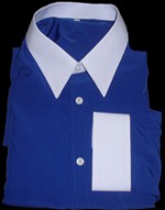 chemise bleue à col blanc